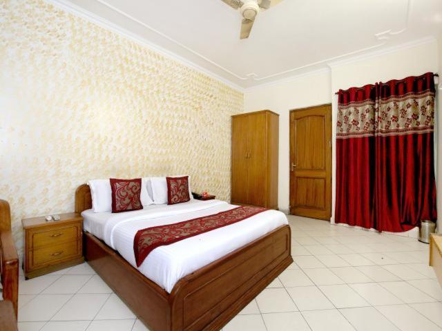 Hotel Paradise Csandígarh Kültér fotó